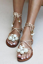 Flache Sandalen mit Perlenschnürung